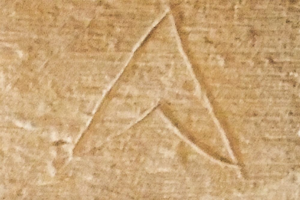 Marca de cantería grabada en un sillar de la iglesia de San Miguel Arcángel.