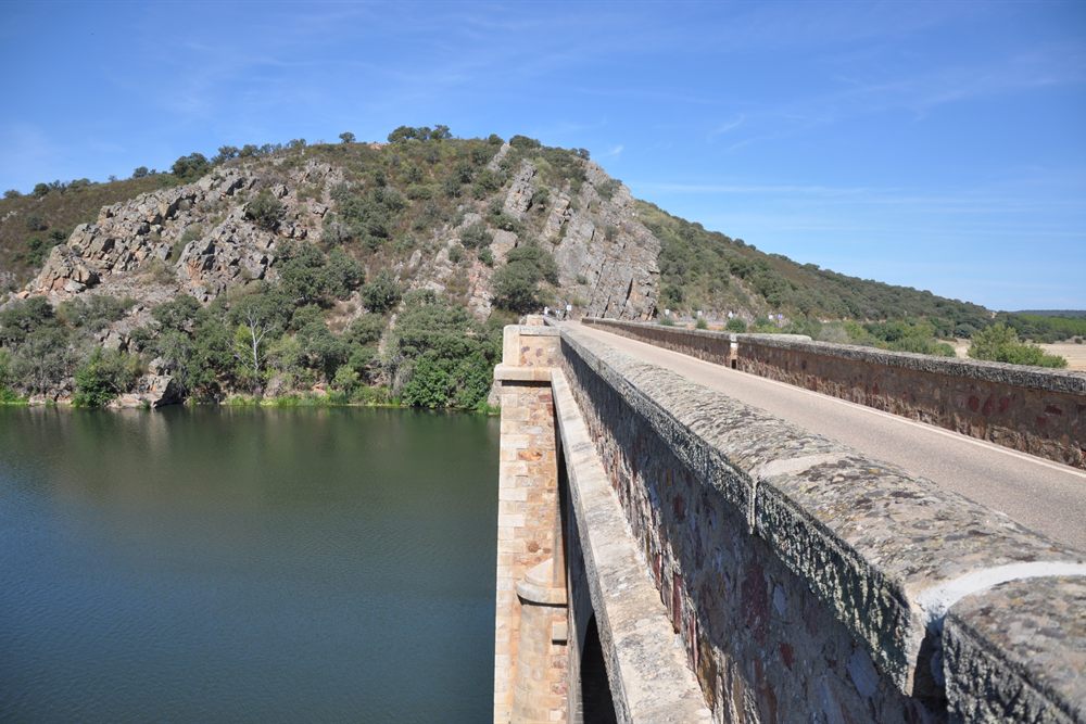 El río Esla embalsado en Ricobayo, junto al puente de la carretera ZA-123.