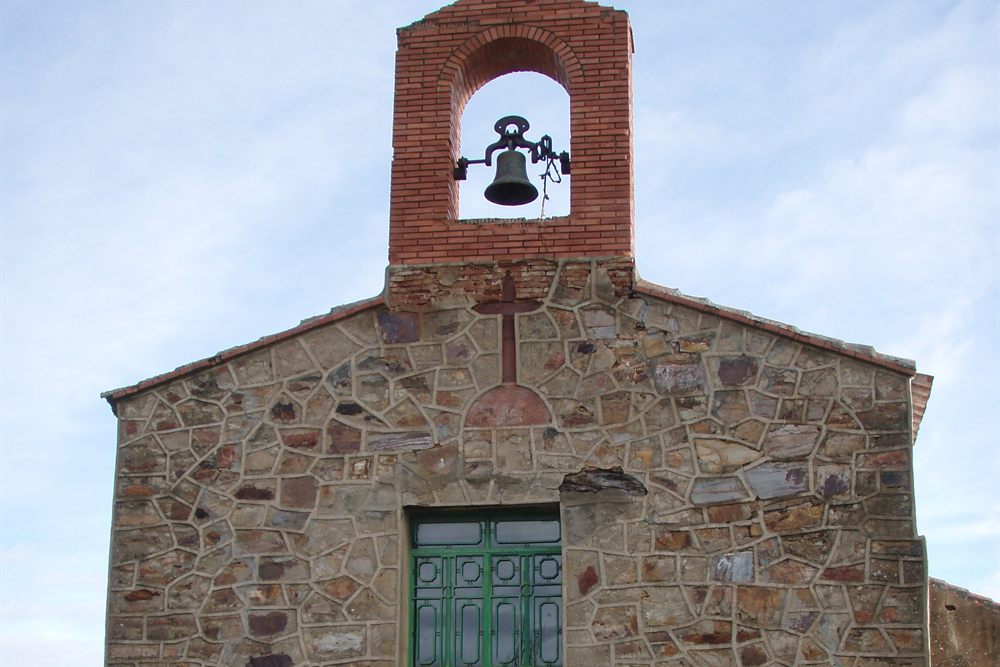 Ermita de la Pedrera, de mampostería, con espadaña de ladrillo y campana.