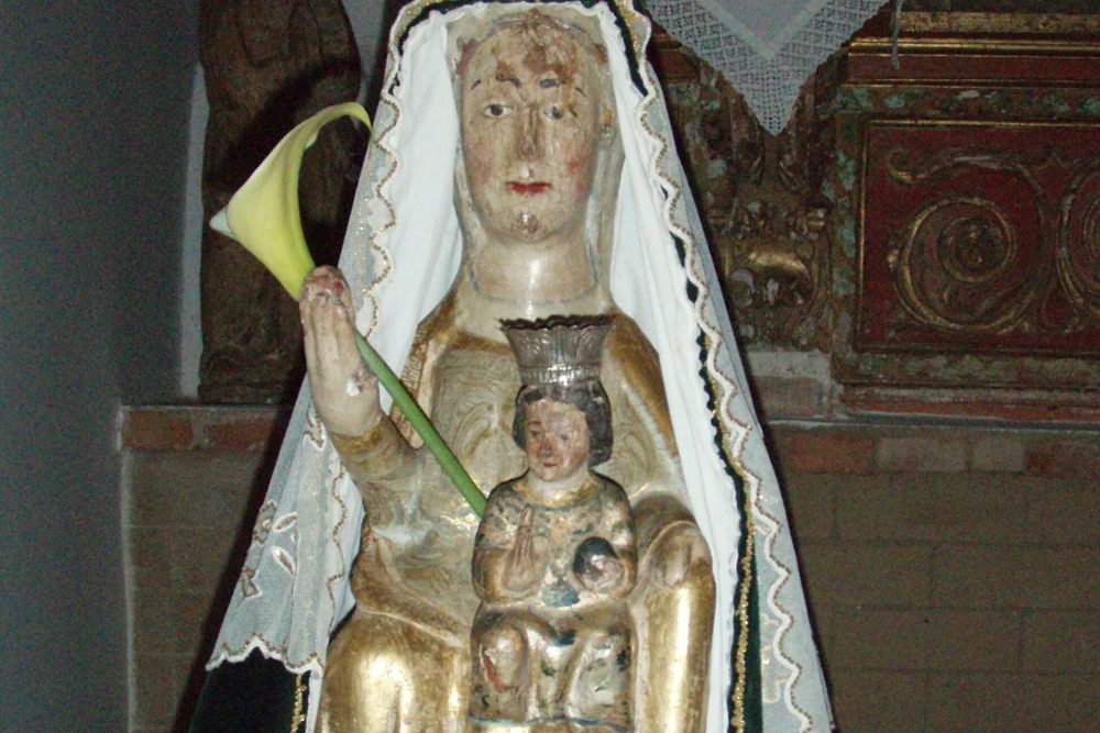 Talla románica de la Virgen de los Montes Negros.