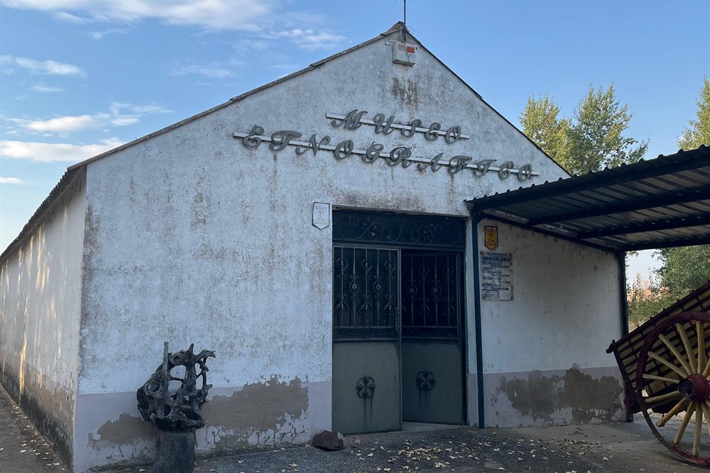 Fachada del Museo Etnográfico Comarcal, con su rótulo pintado sobre el muro.
