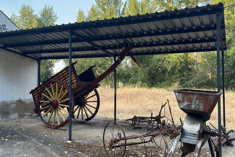 Cobertizo del museo, con aperos de labranza y un carro de radios.