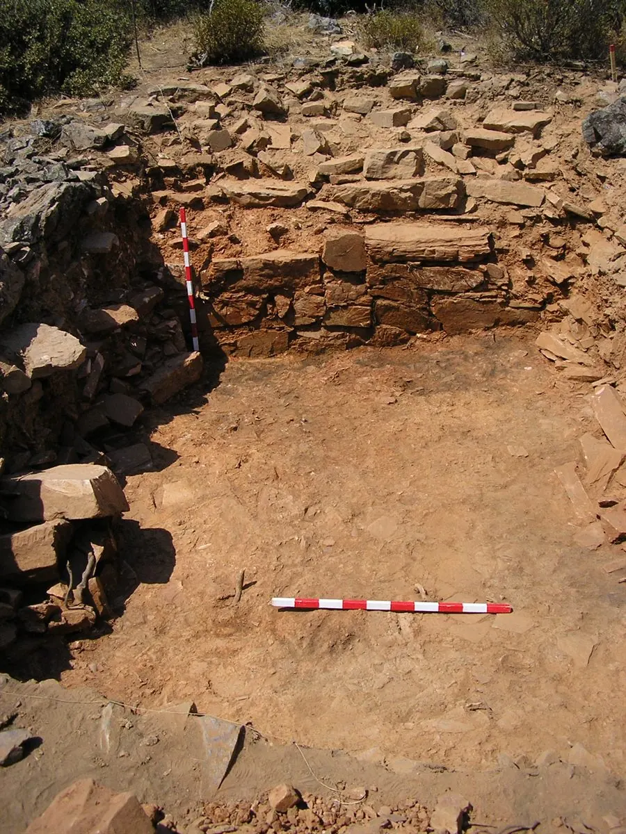 Restos de la muralla de piedra del yacimiento arqueológico de El Castillón