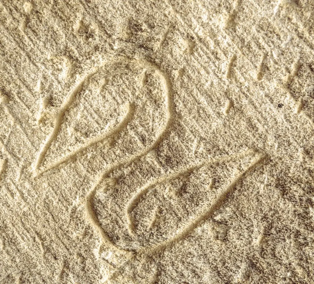 Marca de cantería en forma de doble espiral grabada en un sillar de la iglesia