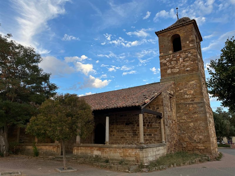 Iglesia de San Miguel Arcángel de Moreruela de Tábara, con su pórtico de columnas y la torre de piedra