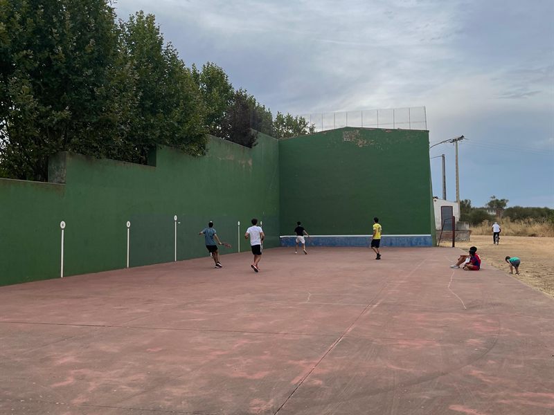 Frontón de Santa Eulalia de Tábara, con el muro pintado de verde y la cancha de hormigón.