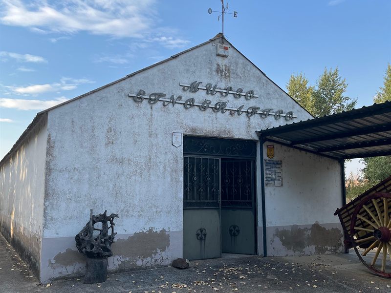 Fachada del Museo Etnográfico, con su rótulo en letras metálicas sobre el muro encalado