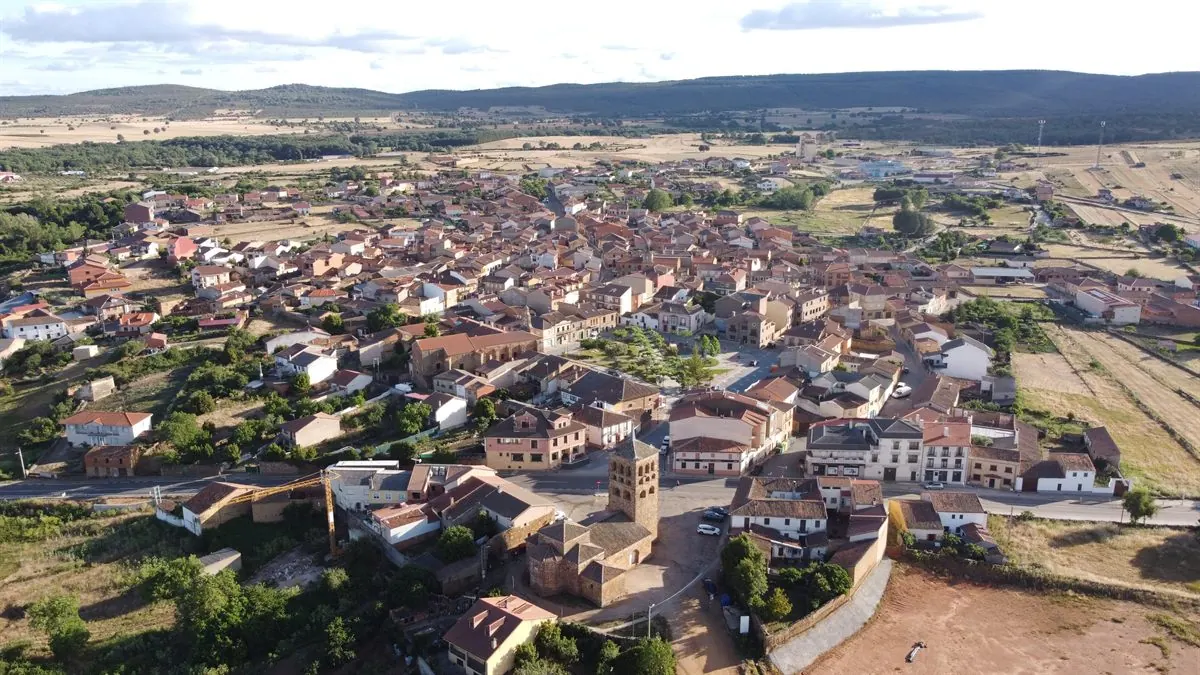 Vista aérea de Tábara, con su caserío y la torre románica de Santa María