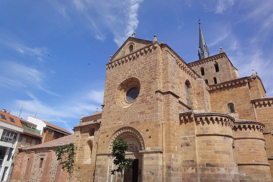Ábsides románicos de la iglesia de Santa María del Azogue, en Benavente