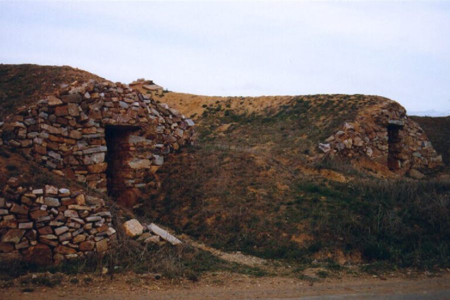 Bodegas tradicionales excavadas en una ladera, en Faramontanos de Tábara