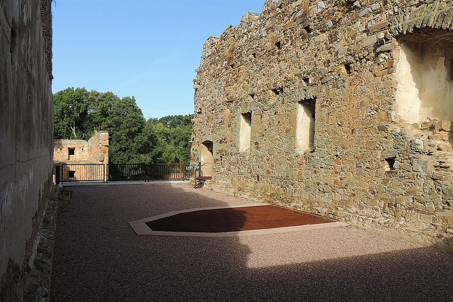 Muros del refectorio del monasterio, con el trazado de la sala marcado en el suelo