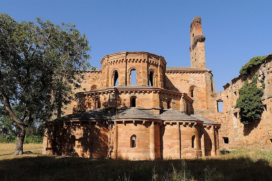 Cabecera del monasterio de Santa María de Moreruela, con sus absidiolos de piedra
