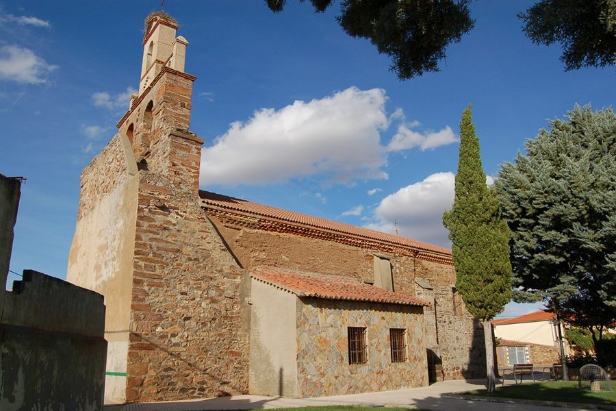 Espadaña y muro de mampostería de la iglesia de San Juan, en Pozuelo de Tábara