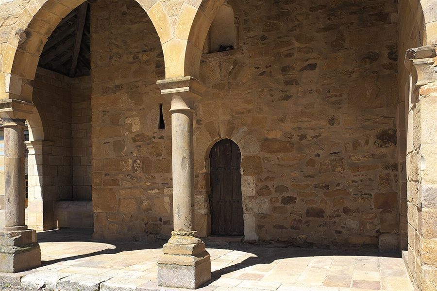 Pórtico de la iglesia de Santa María de Tábara, con su columna y sus arcos de piedra